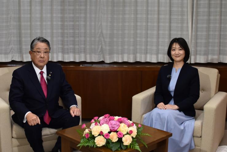 写真：副議長とアナウンサーが対面で座っている