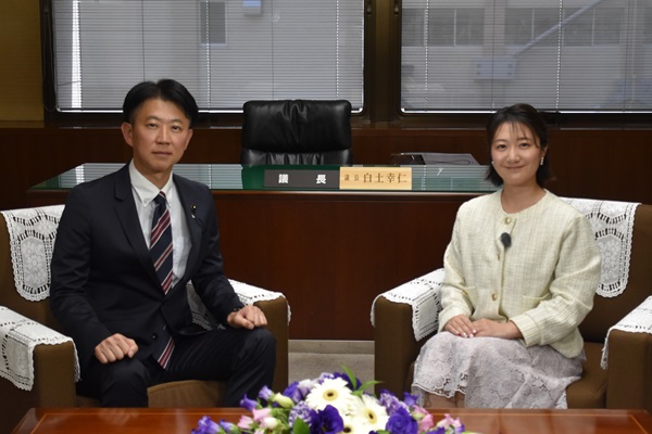 写真：議長とアナウンサーが対面で座っている