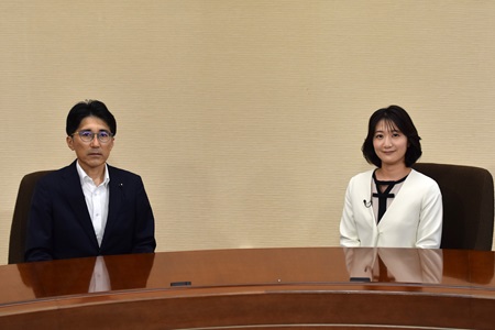 阿左美健司議員と司会の写真