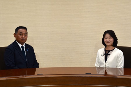 千葉議員と司会の写真