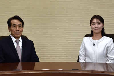 松澤委員長とインタビュアーの写真