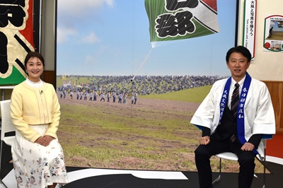 アナウンサーと議長の対談写真