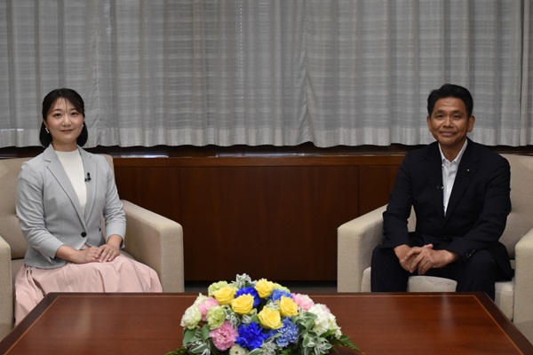 蒲生徳明議員と司会の写真