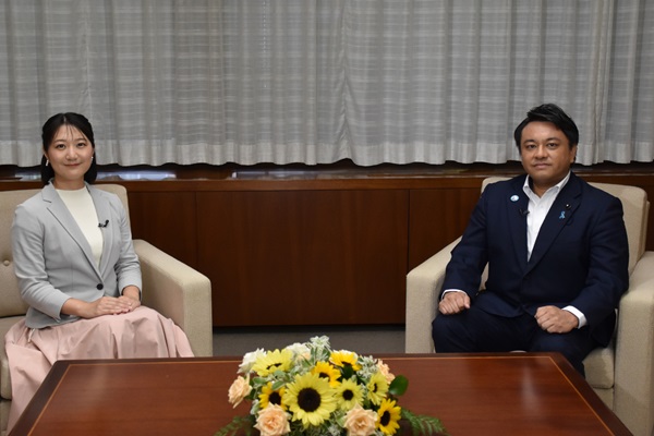 井上航議員と司会の写真