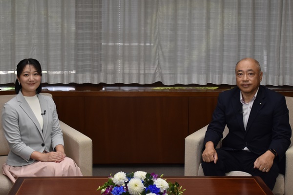 木村勇夫議員と司会の写真