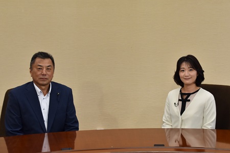松井弘議員と司会の写真