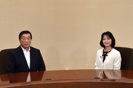 小川直志議員と司会の写真