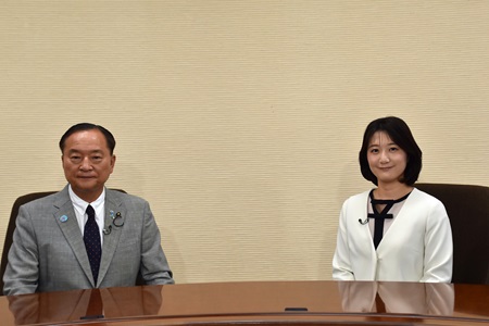 関根信明議員と司会の写真