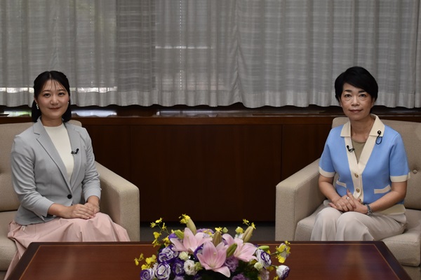 城下のり子議員と司会の写真