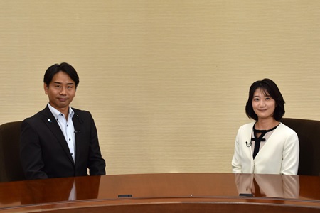 高橋稔裕議員と司会の写真