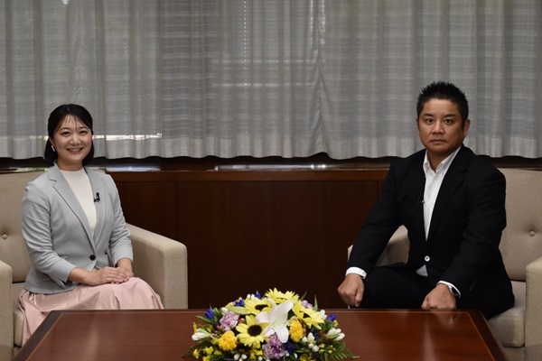 田村琢実議員と司会の写真