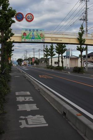 滝馬室歩道橋には川幅日本一の案内標識がある