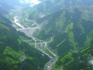 雷電廿六木橋と滝沢ダム上空写真