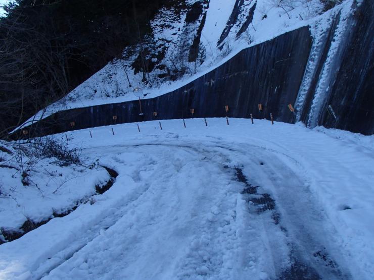 森林管理道にて積雪が発生している写真です。