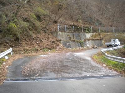 森林管理道の路面が凍結している写真です