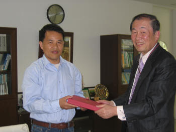 中国上海大学准教授呂森林先生と総長の記念写真