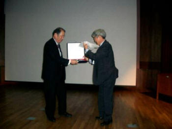 大韓環境工学会からの表彰をうける総長の写真
