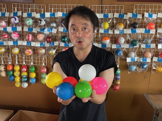 カラーボールを持っている生産者とたくさんのカラーボール