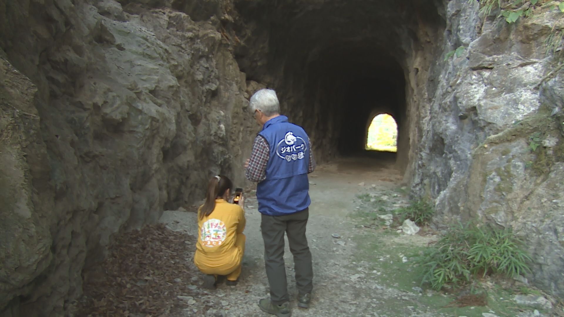 トンネルで撮影をする才木玲佳