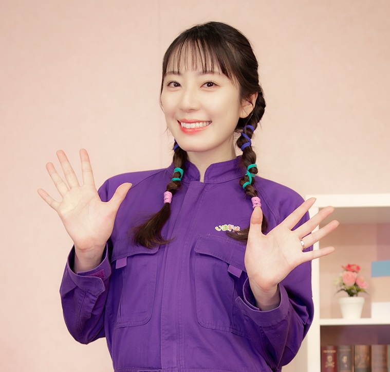 いまたまポーズをする松井咲子