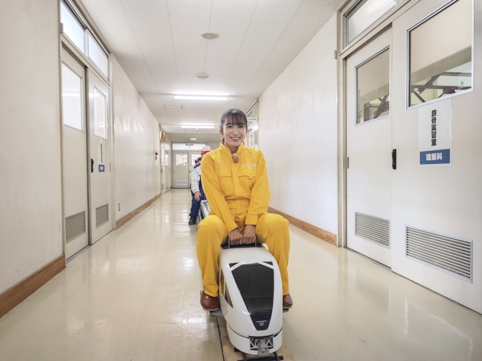 才木玲佳が春日部工業高校のミニ電車に乗る様子