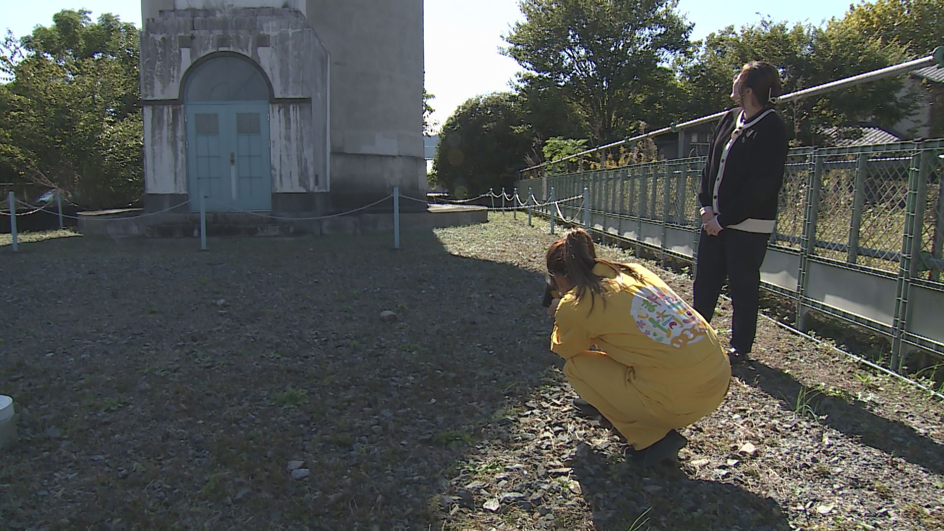 排水棟を撮影する才木玲佳