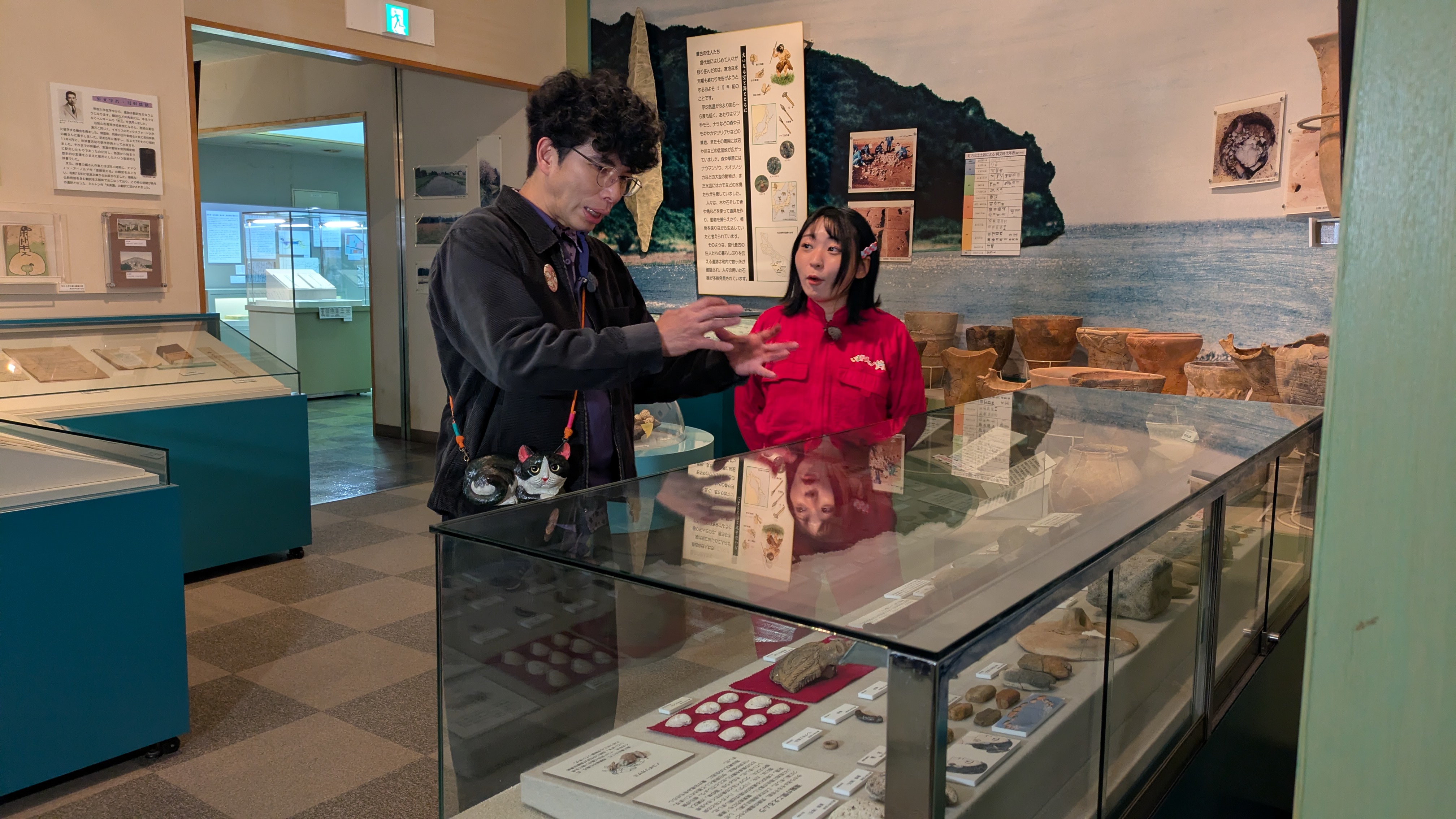 土器を見て話す片桐仁とアンゴラ村長