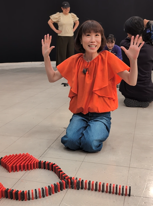 ドミノ並べの水森かおりさん