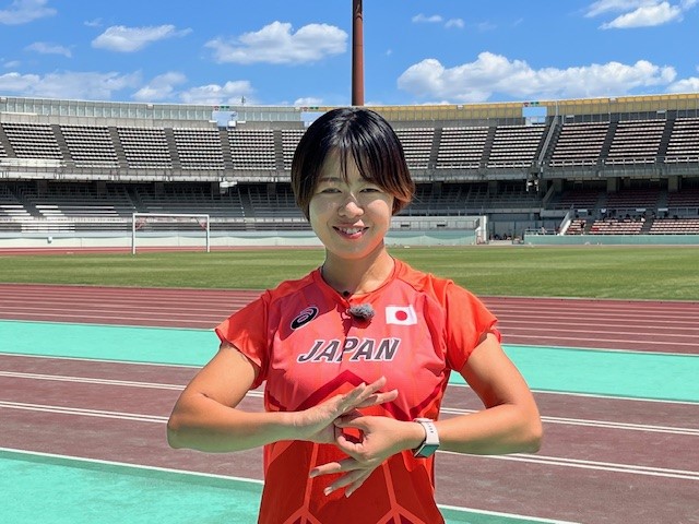 デフリンピック陸上競技日本代表の門脇翠選手が手話をしている様子