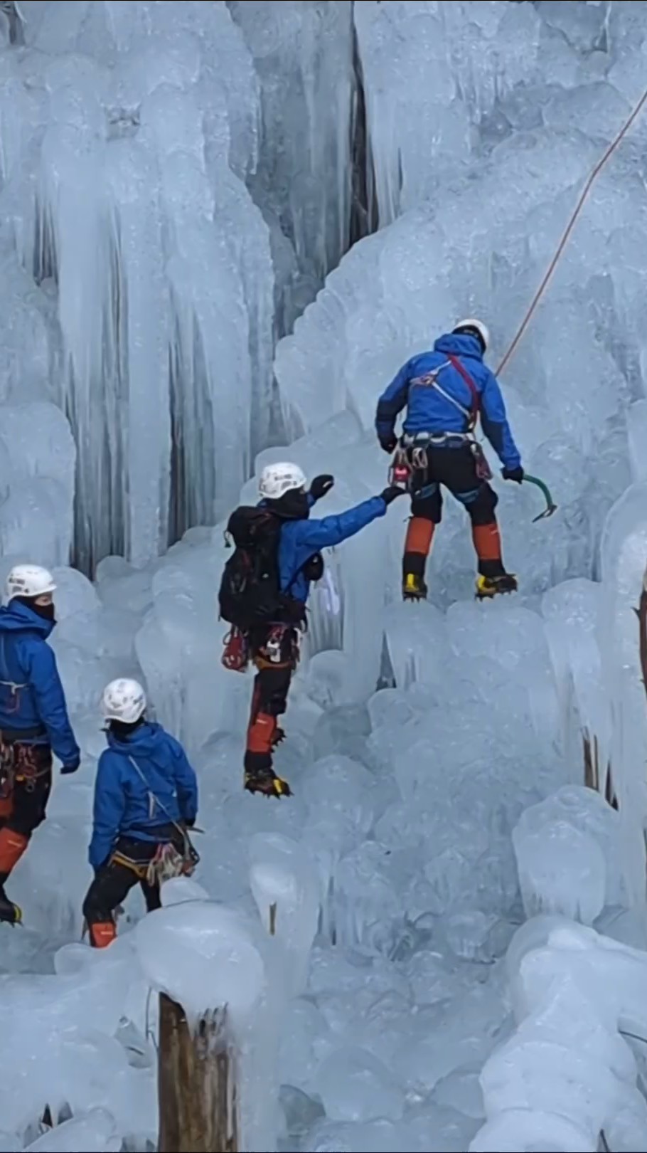 あしがくぼの氷柱で救助隊が訓練する様子