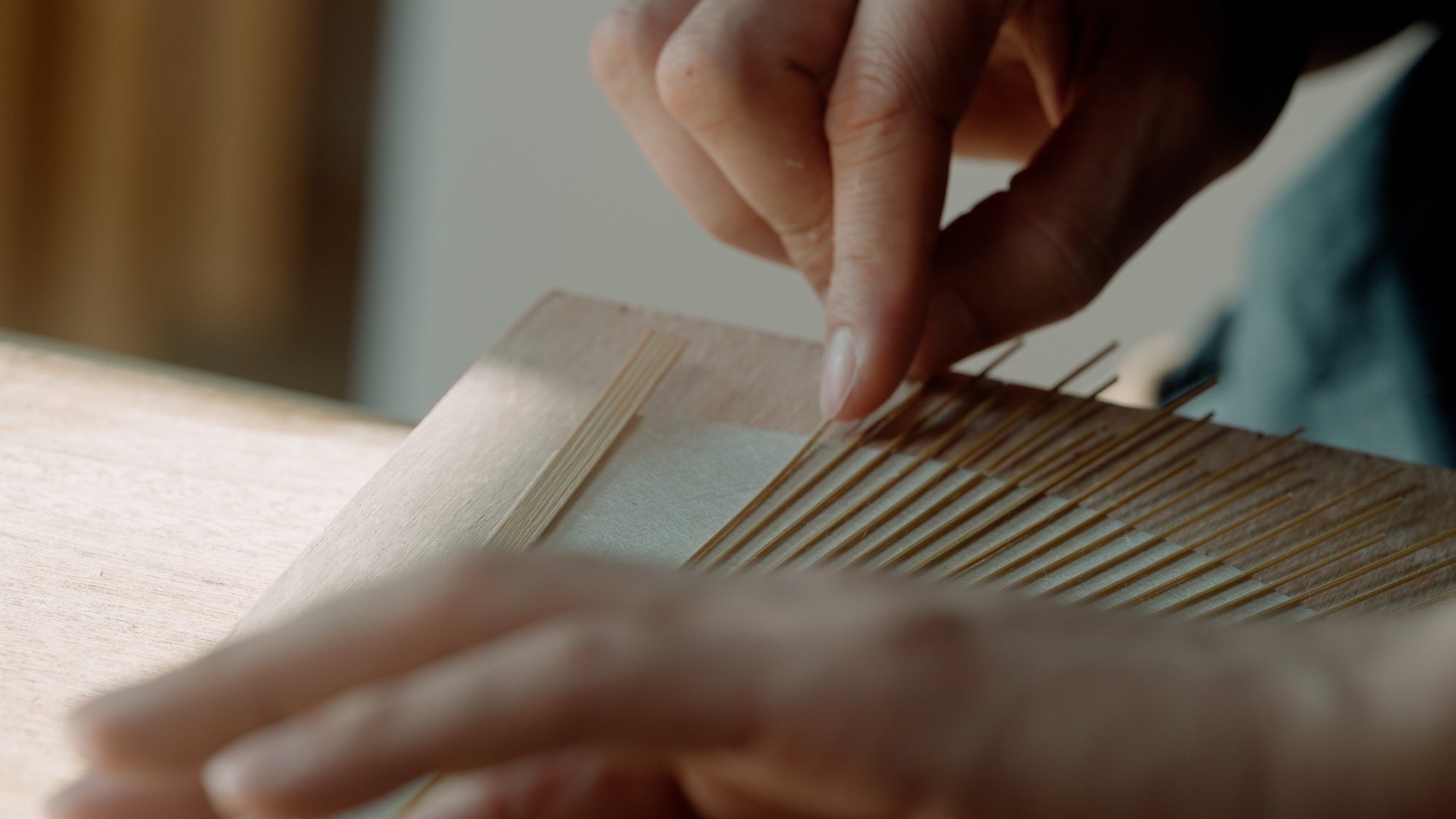 千鳥うちわを製作している様子
