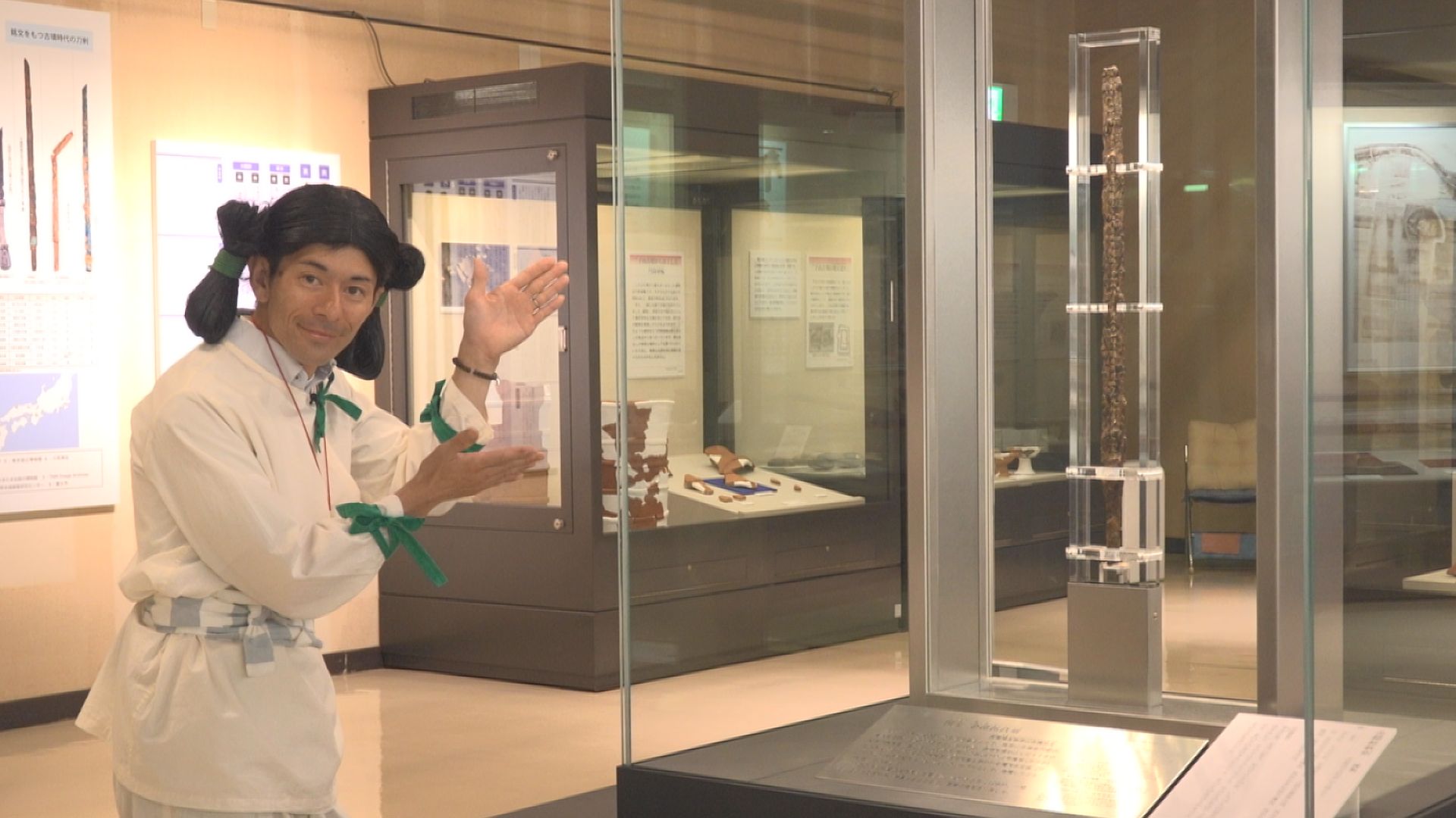 さきたま史跡の博物館で古代人に扮した職員