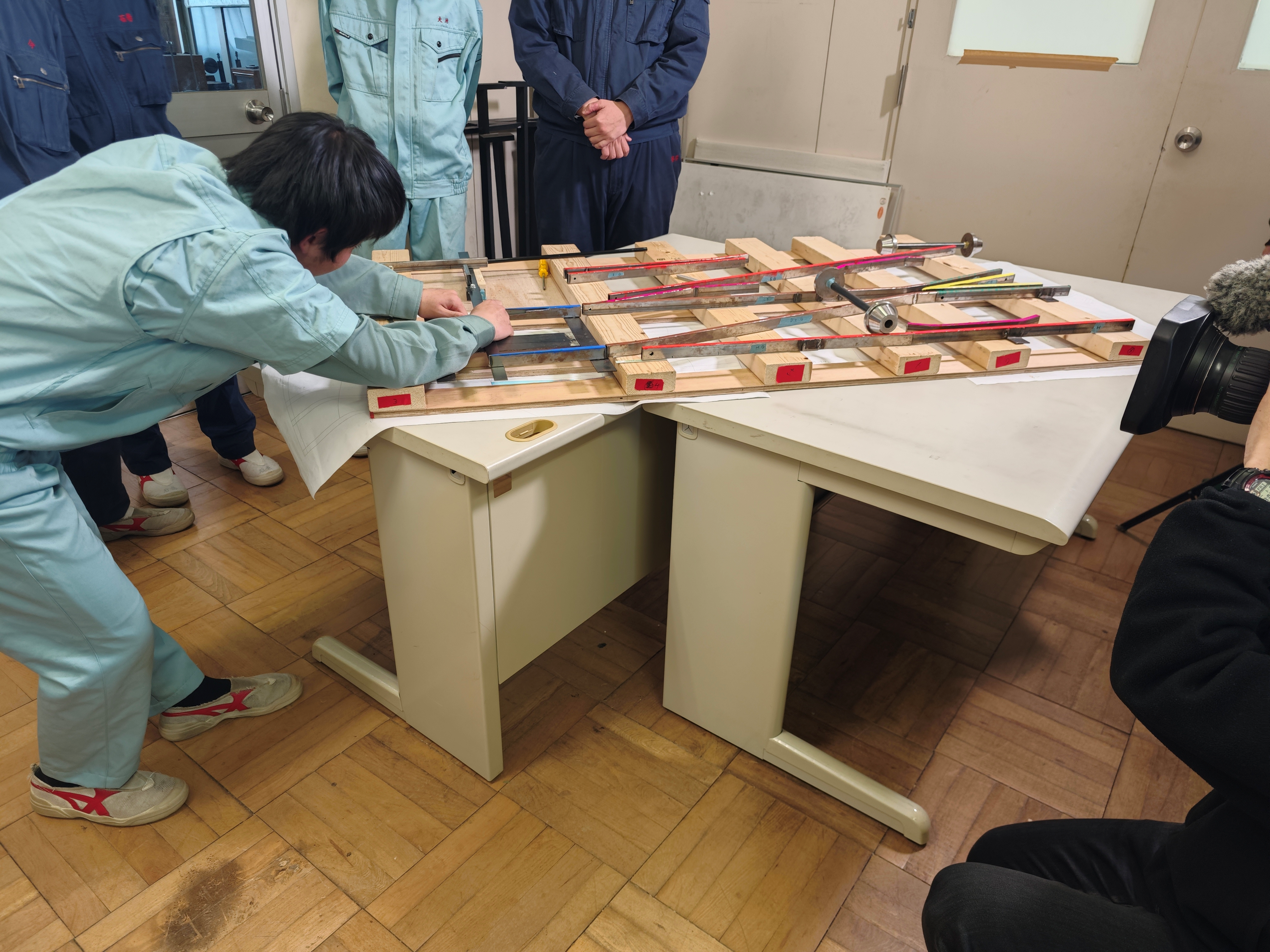 大宮工業の生徒が鉄道分岐器を動かしている様子