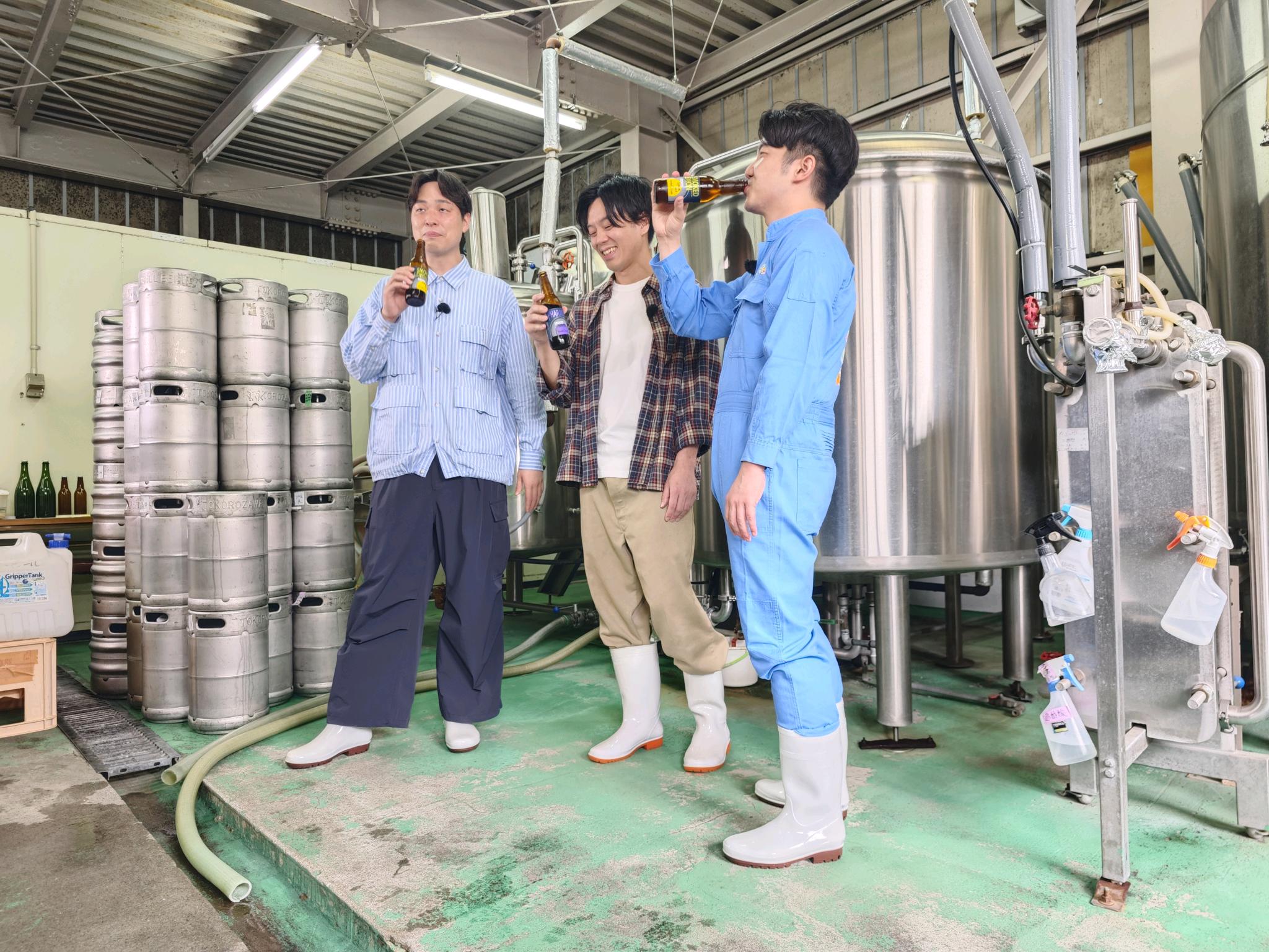 所沢ビールを飲むストレッチーズと小堺翔太
