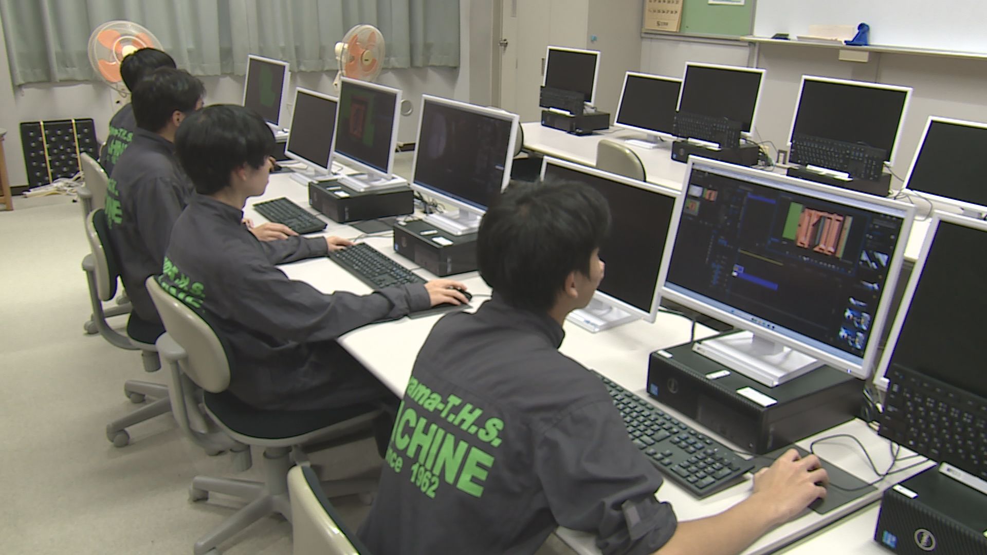 狭山工業高校の生徒がパソコンを使用している様子