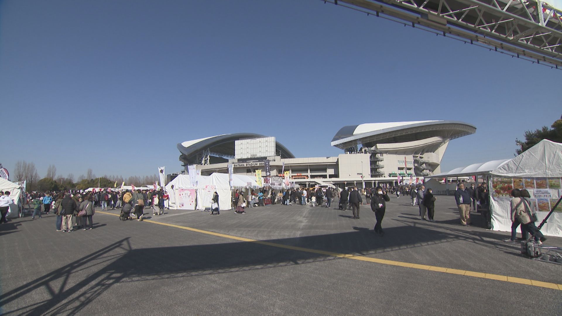 埼スタで行われているいちご祭りの賑わい