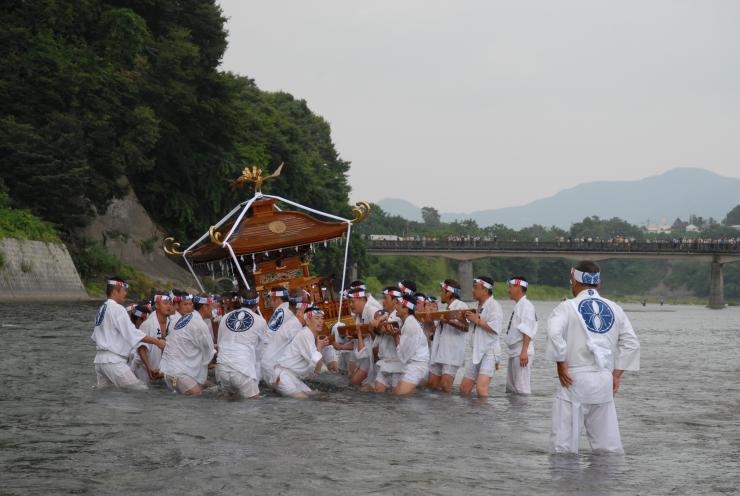 秩父川瀬祭の神輿洗い