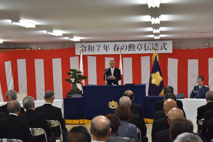 祝辞を述べる原委員長