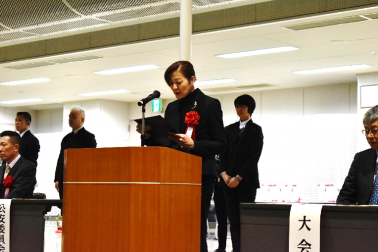 挨拶を述べる武田委員