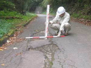 道路にできたくぼみ